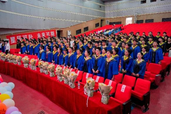 礼堂里有许多人AI 生成的内容可能不正确。