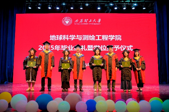 一群人站在台上AI 生成的内容可能不正确。