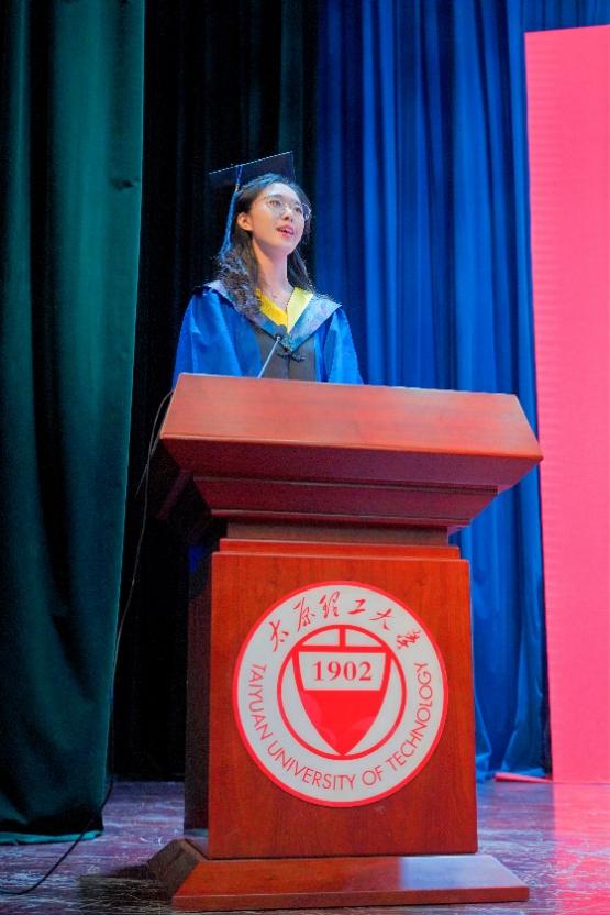 桌子上放着蓝色的电话亭AI 生成的内容可能不正确。